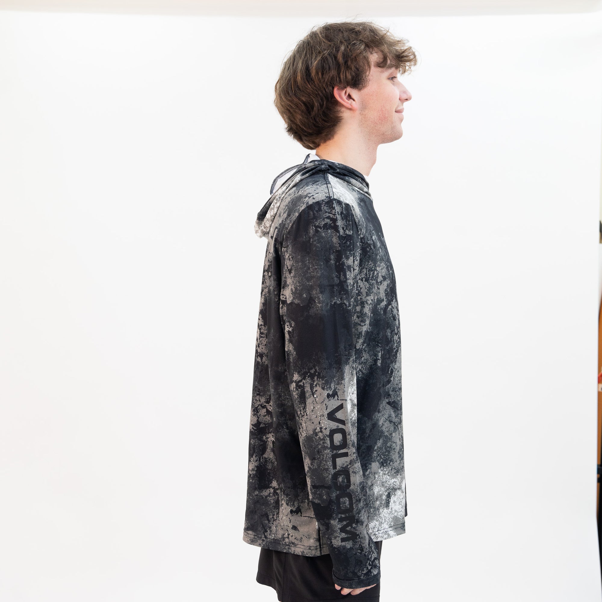 black and white tie dye volcom men's surf essentials hooded shirt