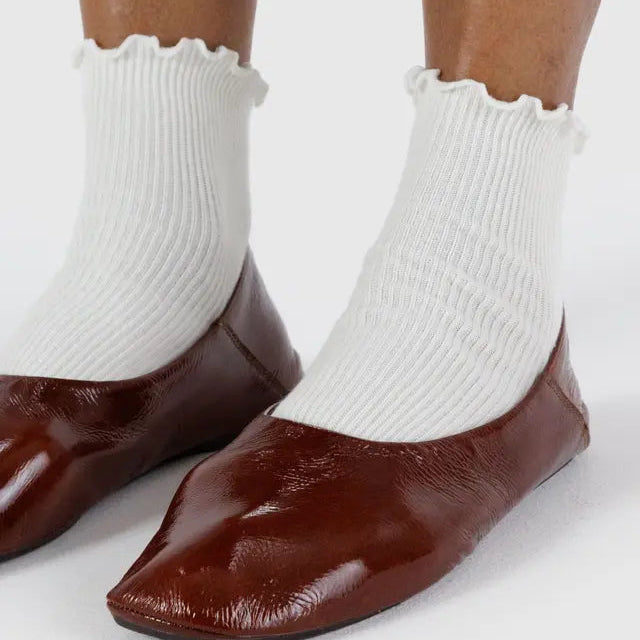 White baggu lettuce edge 2-pack ankle socks with pearl details on a light gray background