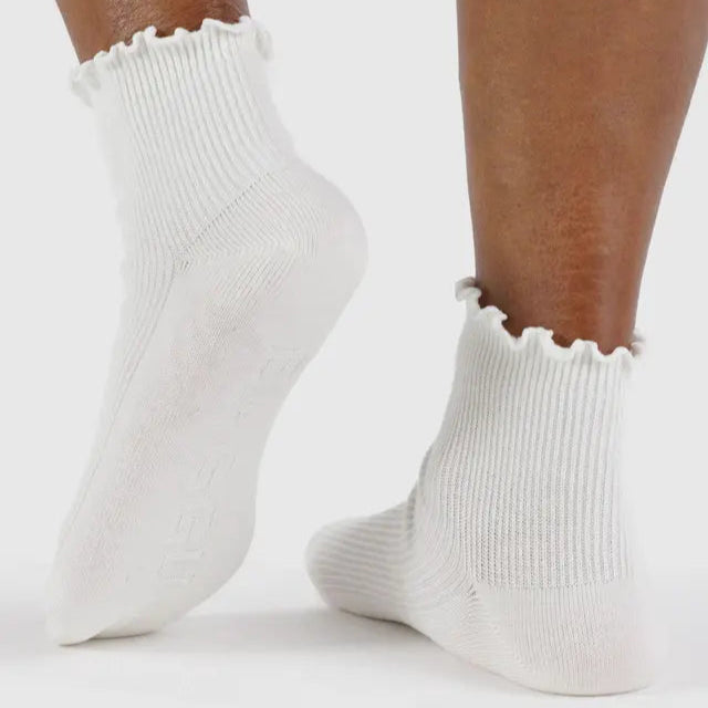 White baggu lettuce edge 2-pack ankle socks with pearl details on a light gray background