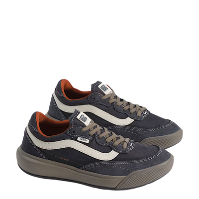 A low-top vans ultrarange se 2.0 sneaker shown from the side profile against a solid white background. The shoe features a dark gray upper with a prominent off-white side stripe, a dark gray sole, and subtle orange-red accents on the collar lining and side details.