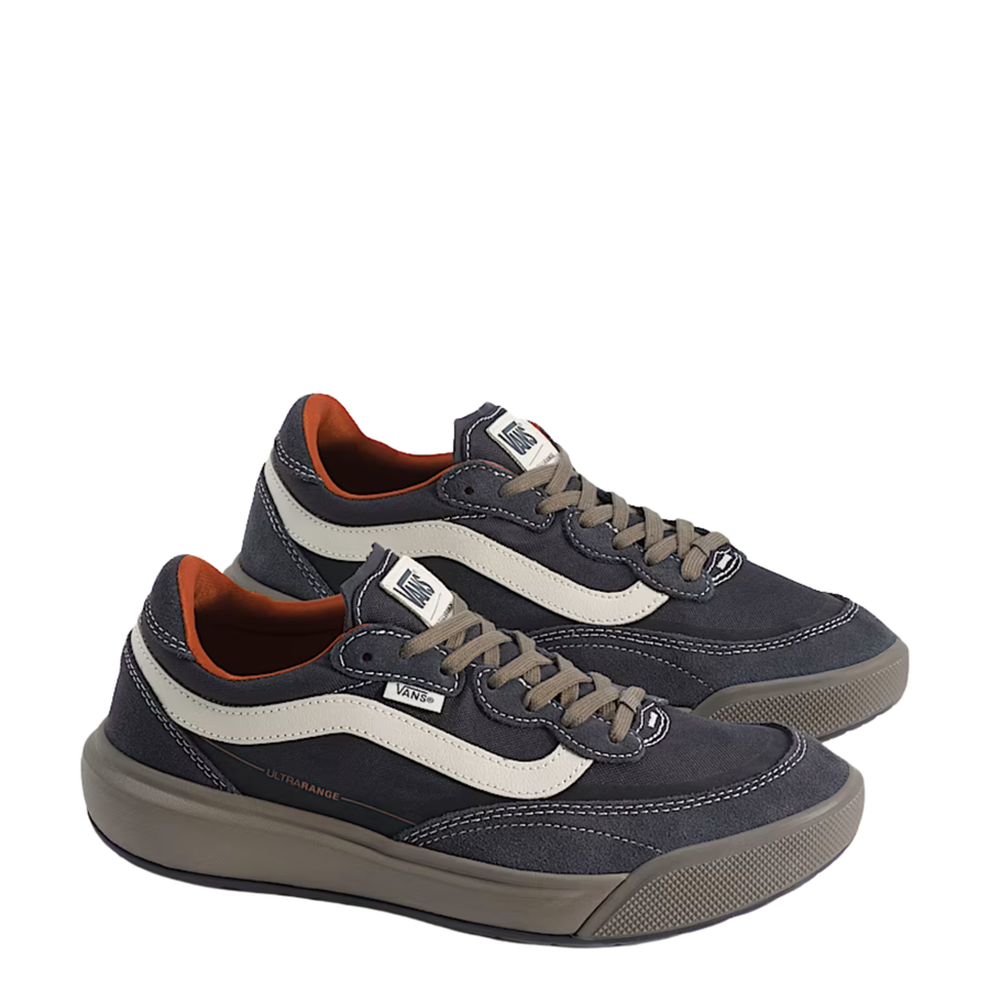 A low-top vans ultrarange se 2.0 sneaker shown from the side profile against a solid white background. The shoe features a dark gray upper with a prominent off-white side stripe, a dark gray sole, and subtle orange-red accents on the collar lining and side details.