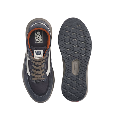 A low-top vans ultrarange se 2.0 sneaker shown from the side profile against a solid white background. The shoe features a dark gray upper with a prominent off-white side stripe, a dark gray sole, and subtle orange-red accents on the collar lining and side details.