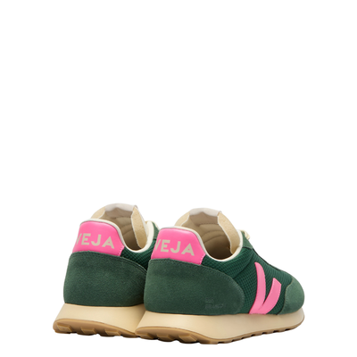 A pair of green Veja rio branco sneakers with a prominent pink 'V' logo on the side, cream laces and collar lining, and a beige gum sole, shown against a plain white background.