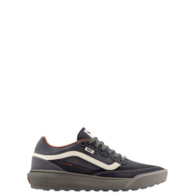 A low-top vans ultrarange se 2.0 sneaker shown from the side profile against a solid white background. The shoe features a dark gray upper with a prominent off-white side stripe, a dark gray sole, and subtle orange-red accents on the collar lining and side details.